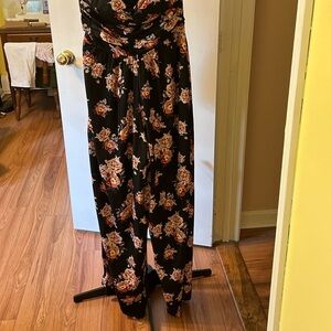 Strapless pant outfit nice material elastic at ankles. Nice cool outfit
